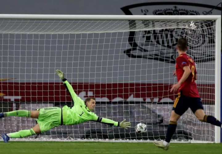 Ferrán Torres anota el quinto gol alemán ante Manuel Neuer.  Foto:EFE