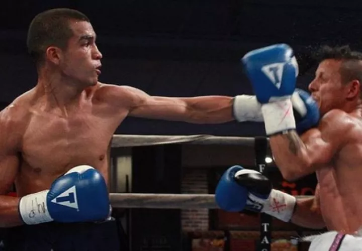 Orlando 'El Jaguar' Peñalba (izq.) en una de las peleas de Zona Box