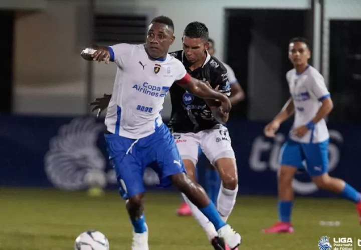 Luis 'Matador' Tejada tuvo un movido primer tiempo con Plaza ante Tauro, pero en el complemento se lesionó y salió del juego. Foto:LPF.