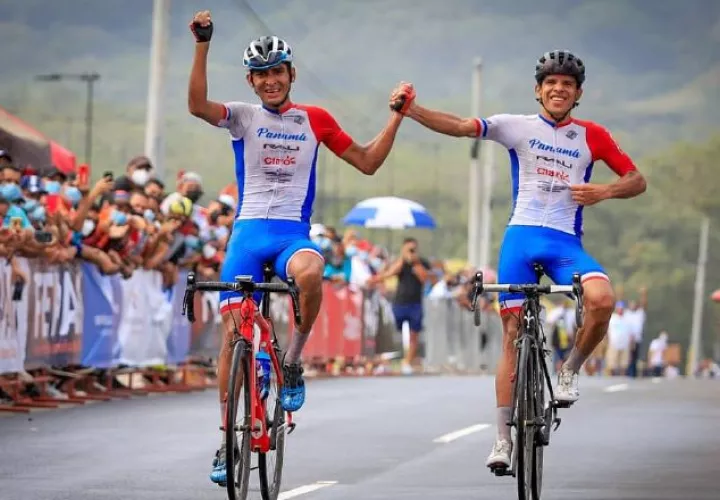 Alex Strah (izq.) y Franklin Archibold cruzan la meta para dar a Panamá la medalla de oro y plata  . Foto:@Fepaci
