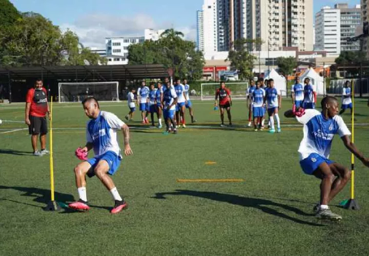 Jugadores de Sporting ayer en los entrenamientos. Foto:@sportingsmfc 