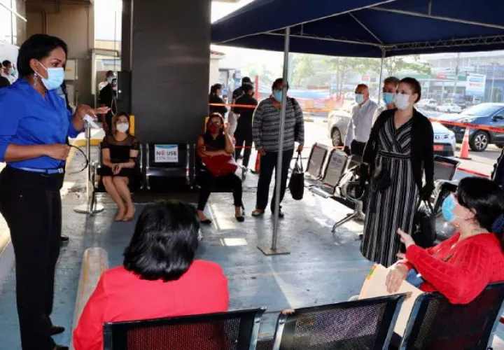 Extranjeros hacen sus trámites migratorios en la Dirección de Migración. 