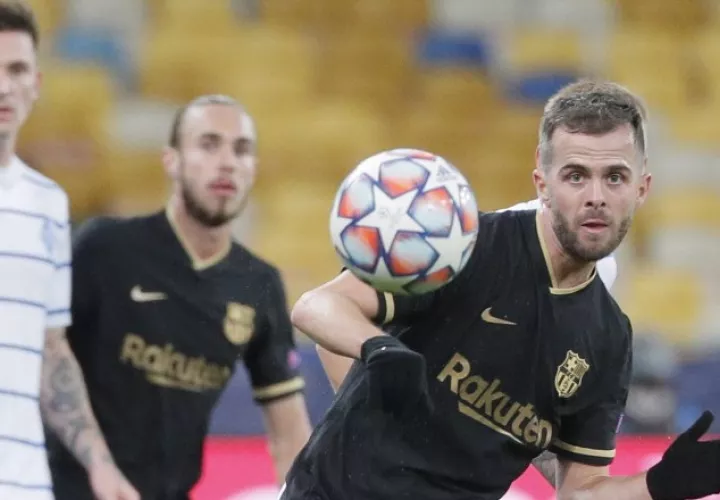 Miralem Pjanic (der.) de Barcelona intenta controlar el balón en el partido contra Dynamo Kiev. Foto:EFE