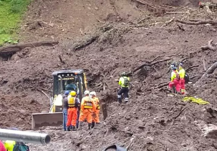 Las labores de rescate se complican un poco porque cada vez el terreno se va compactando, debido a ello se ha llevado maquinara al lugar. Salvador Martínez