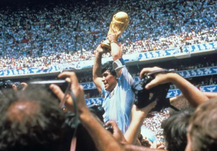 Diego Maradona levanta de la copa de campéon en México 1986. Foto:EFE