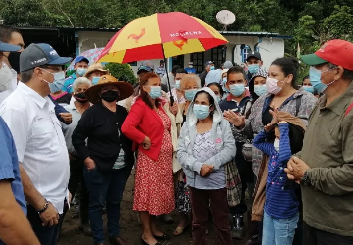 Afectados por inundación y deslizamientos se reúnen con autoridades del gobierno. Mayra Madrid
