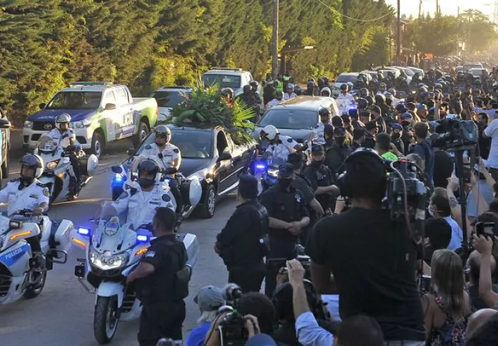 Decenas de hinchas caminan detrás del cortejo fúnebre que traslada los restos de Diego Armando Maradona . Foto:EFE