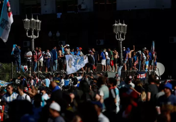Simpatizantes de Maradona expresan  su afecto. Foto:EFE 