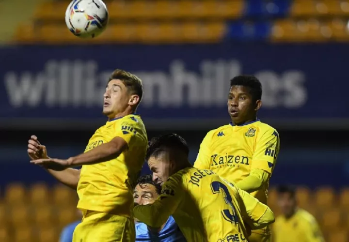 Fidel Escobar (der.) salta por el balón. Foto:@AD_Alcorcon
