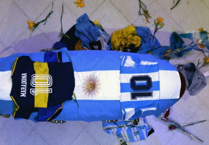 Vista del cajón cerrado de Maradona, cubierto con la bandera de Argentina y una camiseta  Boca Juniors, además de la selección albiceleste. Foto:EFE