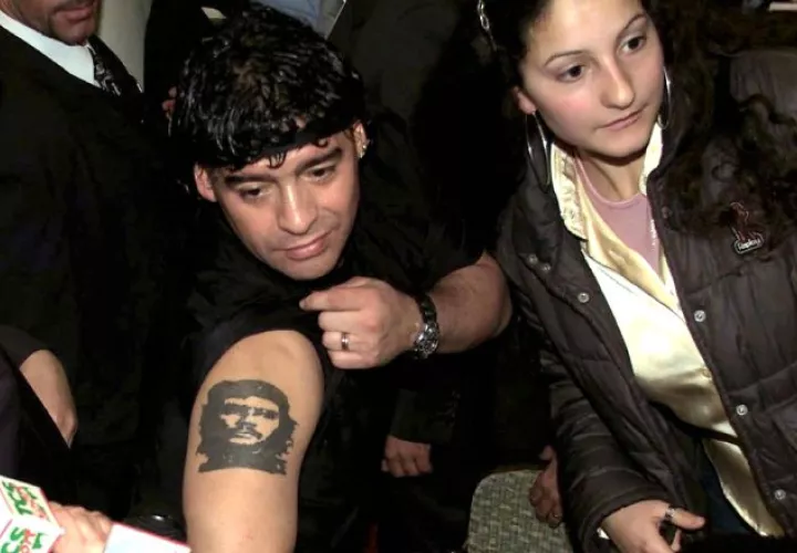 Maradona con su tatuaje del 'Che' Guevara. Foto:EFE