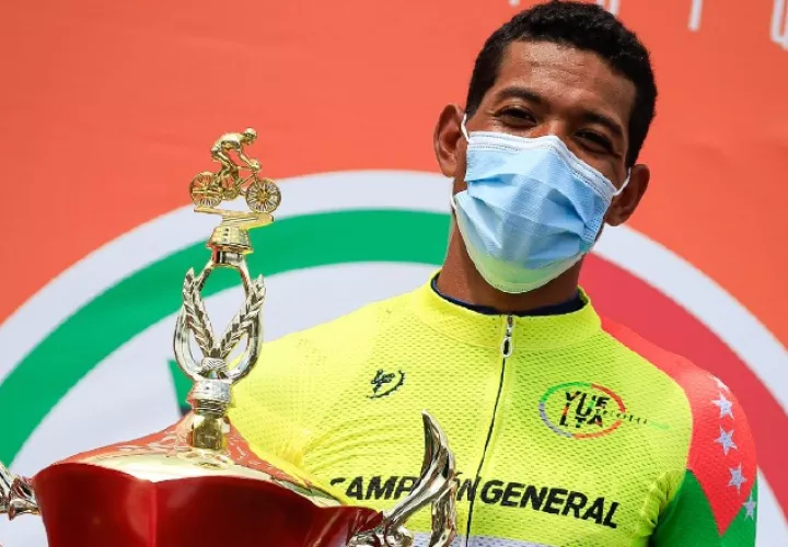 Christofer Jurado con el trofeo de campeón de la Vuelta a Chiriquí. Foto:Fepaci