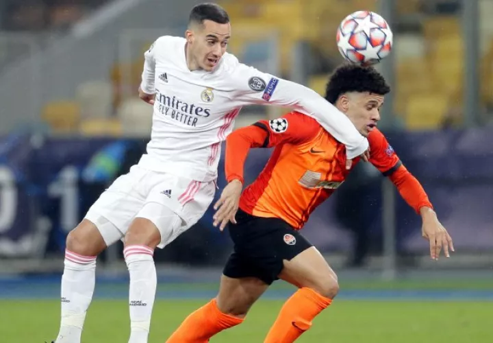 Lucas Vázquez del Madrid y Taison del Shakhtar. Foto:EFE