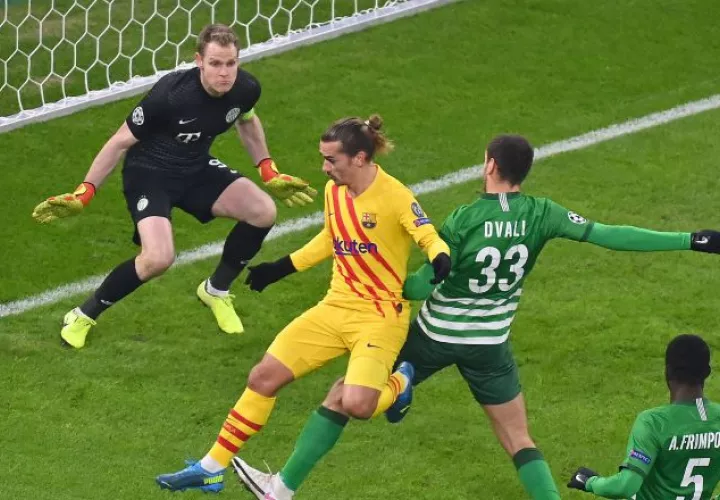 Antoine Griezmann (amarillo) anotó el primer gol del Barcelona. Foto:EFE