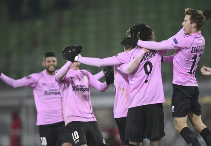Andrés Andrade (izq.) festeja el segundo gol del Lask. Foto:EFE