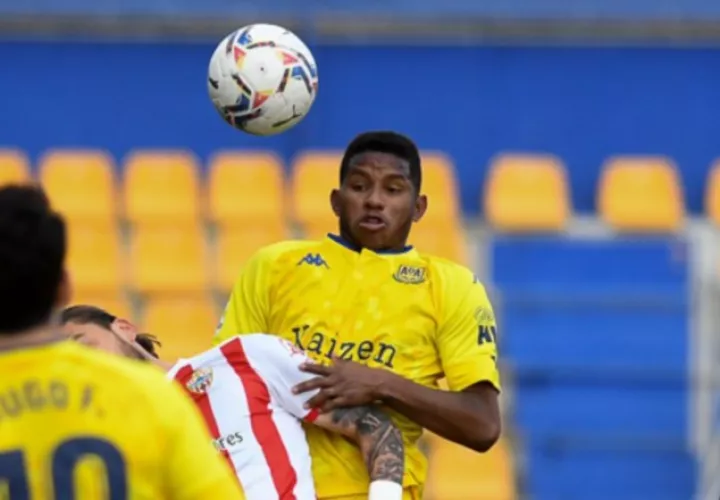 Fidel Escobar (der.) salta por el balón. Foto:@AD_Alcorcon