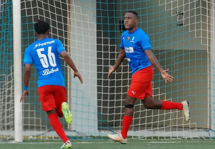 Luis Tejada festeja el gol placino (izq) y Richard Peralta (der.) de penal dio el triunfo a Tauro. Foto:LPF
