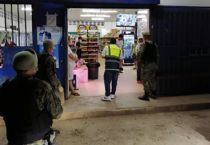 Personal del Minsa, junto a efectivos del Senafront realizaron operativos nocturnos en Chepo, para evitar aglomeraciones. Cortesía
