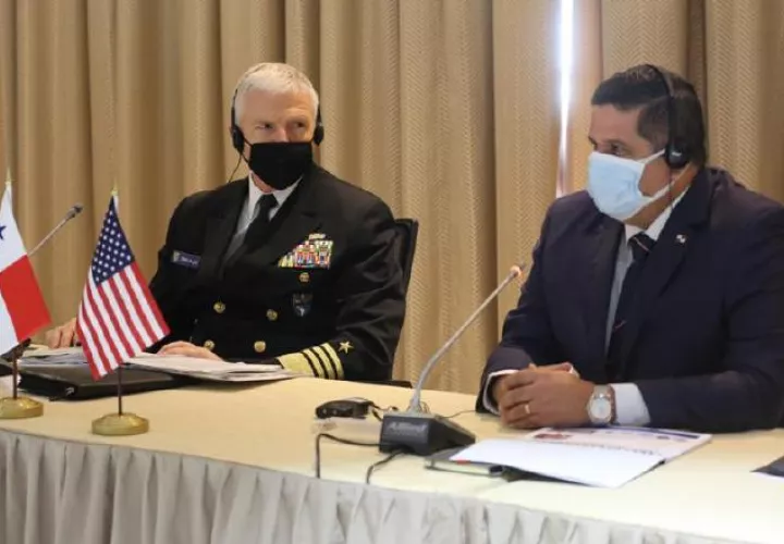Almirante Craig Faller y el ministro de Seguridad de Panamá, Juan Manuel Pino.