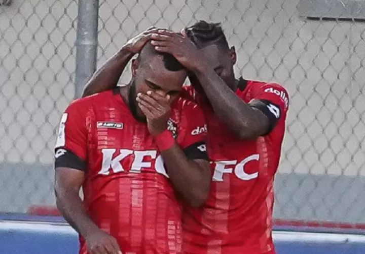 Jhamal Rodríguez es felicitado por Cristian Zúñiga (17) por su gol contra Plaza Amador.