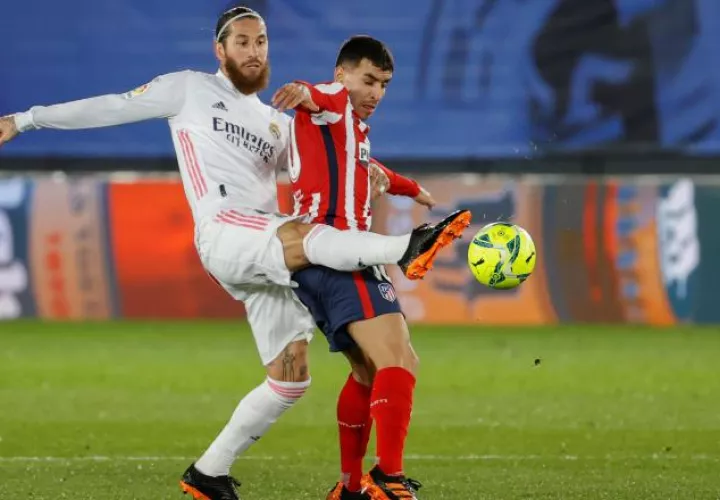 Sergio Ramos del Real Madrid (izq.)  y Ángel Correa del Atlético. Foto:EFE
