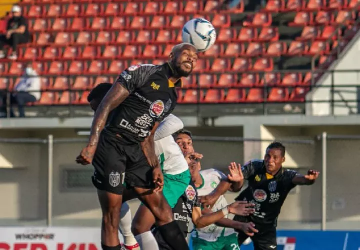 Azmahar Ariano salta a rematar el balón con la cabeza. Foto:LPF