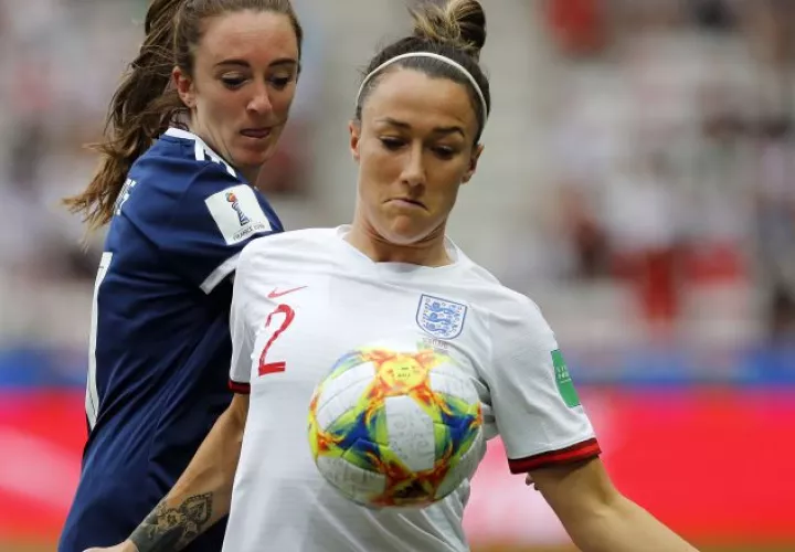 Lucy Bronze (der.) de Inglaterra. Foto:EFE