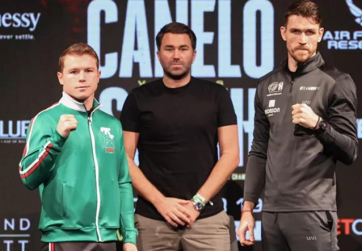 Saúl 'Canelo' Álvarez (izq.) y su británico Callum Smith (der.). Foto:EFE