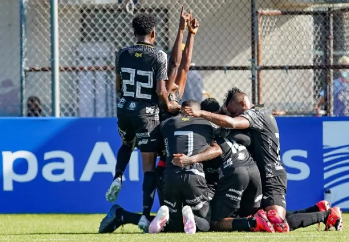 Los jugadores del CAI, festejan el primer gol del partido. Foto:EFE