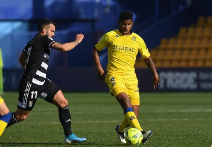 Fidel Escobar (der.) ha sido regular en los últimos juegos con Alcorcón. Foto:@Alcorcón