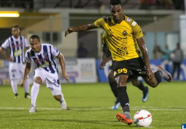 Omar Browne despeja el balón.