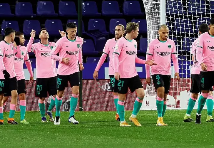 Los jugadores del Barcelona festejan su tercer gol. Foto:EFE