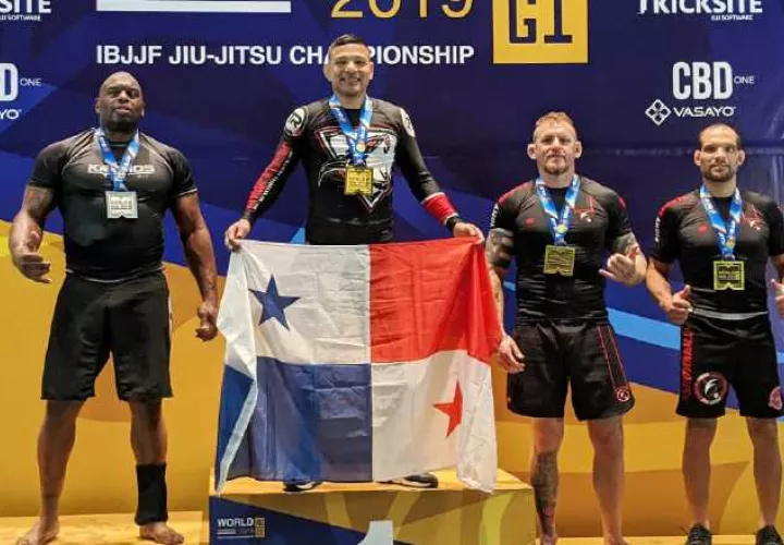 Leonardo González con la bandera de Panamá. Foto:Cortesía
