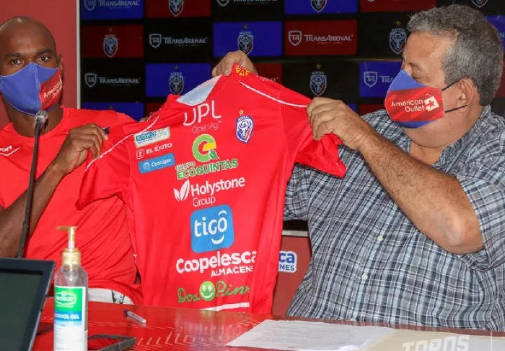 Adolfo Machado (izq.) es presentado por Sergio Chaves. Foto:@ADsancarlos