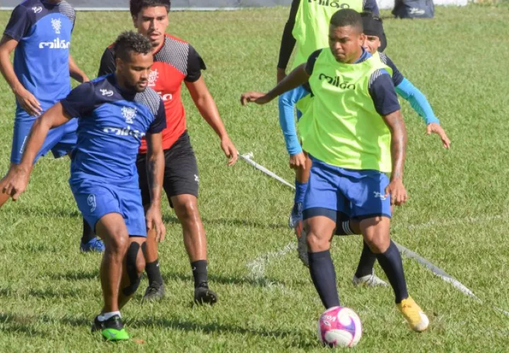 Armando Polo (izq.) y Nelson Barahona con el balón. Foto:@firpo_oficial