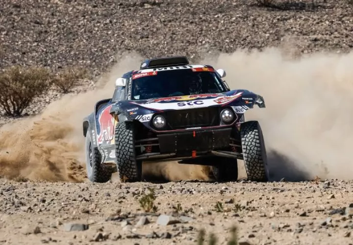 Carlos Sainz  y  Lucas Cruz en el Rally de Dakar. Foto:EFE
