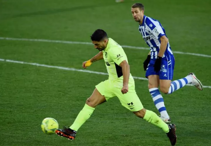 El delantero del Atlético de Madrid, Luis Suárez (i), intenta controlar el balón ante el defensa francés del Alavés, Florian Lejeune. Foto:EFE