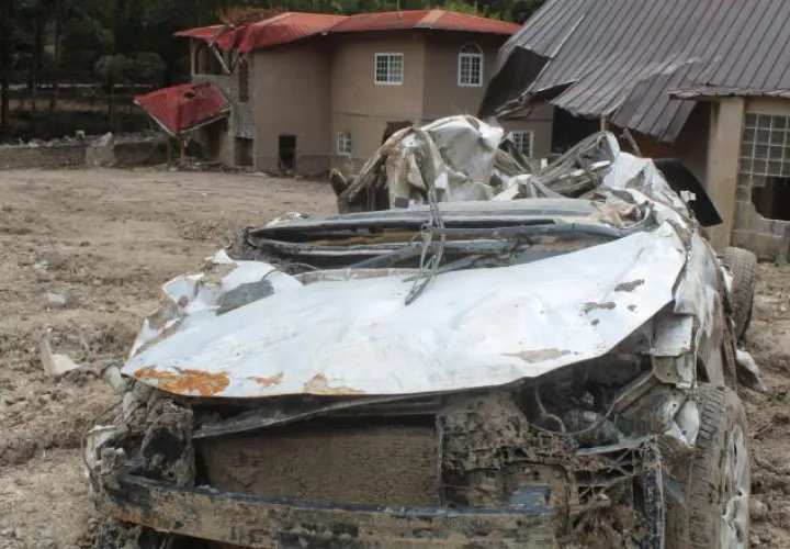 Autos destruidos y casas afectadas aún forman parte de paisaje de Bambito, provincia de Chiriquí. Aurelio Martínez 