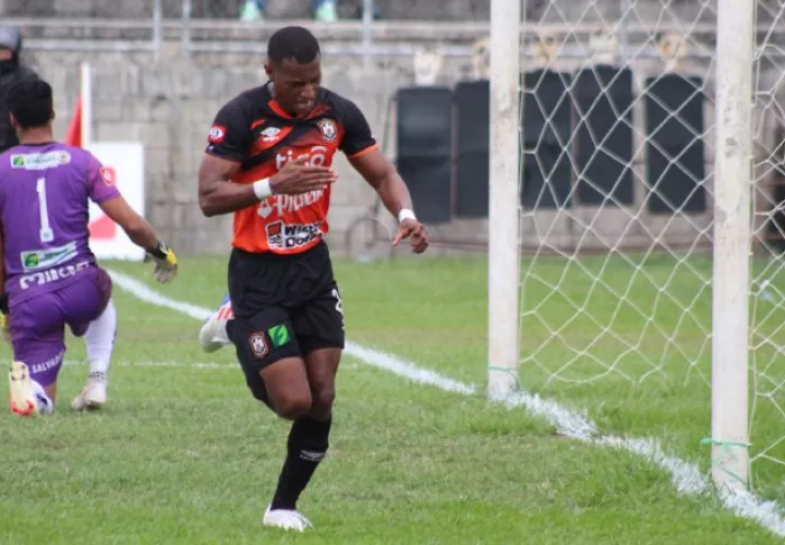 Nicolás "Yuyu" Muñoz festeja su gol ante Sonsonate. Foto:@cdaguilaoficial