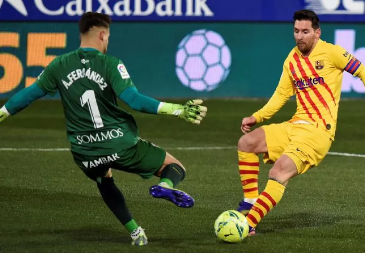 Messi remata al arco del portero de Huesca, Álvaro Fernández. Foto:EFE