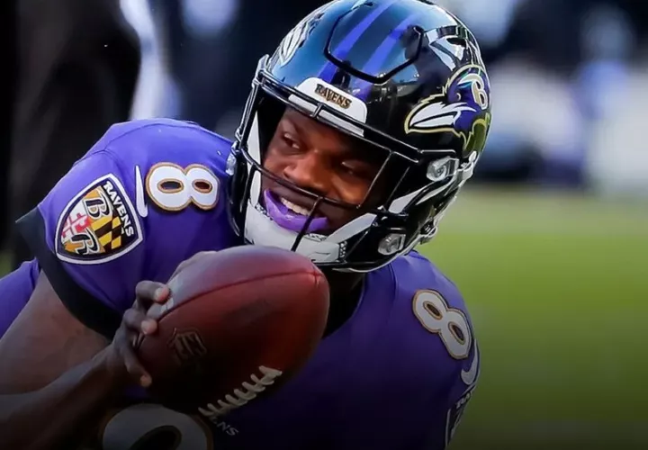 El mariscal de campo Lamar Jackson lanzó. Foto:EFE