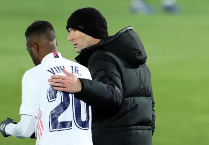 Zinedine Zidane, conversa con el delantero brasileño Vinicius.  Foto:EFE