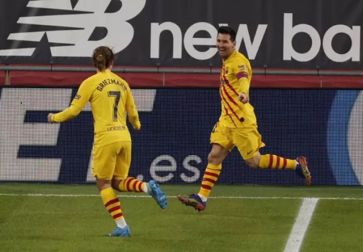 Messi (der.) celebra con Griezmann tras marcar ante el Athletic. Foto:EFE