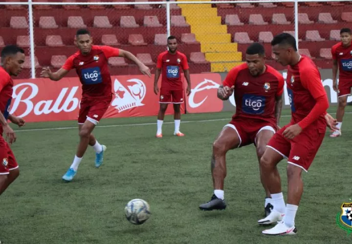 Ismael Díaz (izq.) y Roman Torres que intenta llegar al balón en los entrenamientos del seleccionado panameño. Foto:EFE