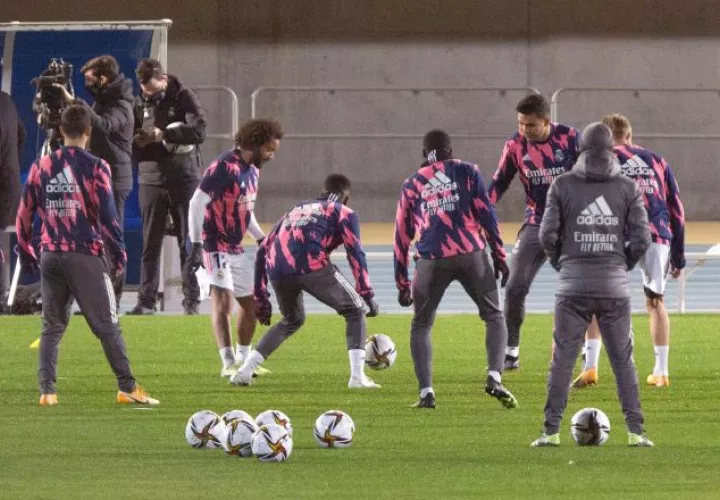 Los jugadores del Real Madrid durante su entrenamiento en el estadio Ciudad de Málaga. Foto:EFE