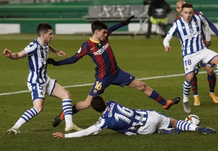 El delantero Pedri (cent) del Barcelona.} Foto:EFE