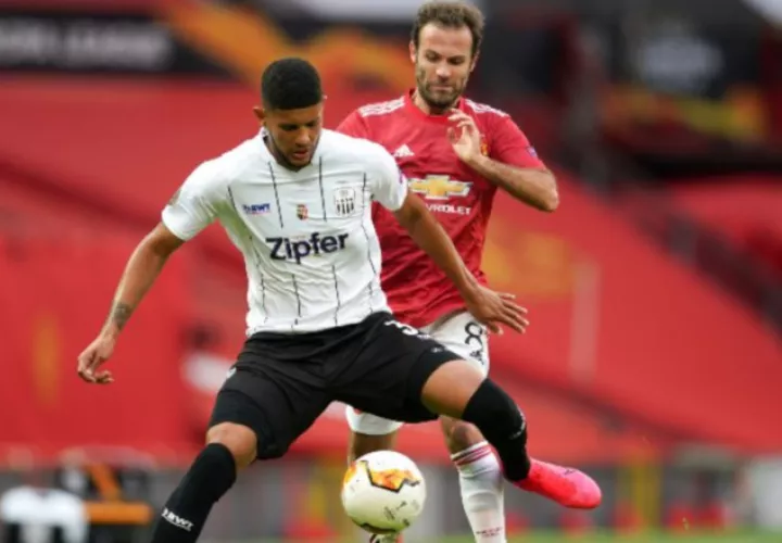 El panameño Andrés Andrade del Lask Line de Austria cubre el balón ante Juan Mata del Manchester United.  Fotos.: Instagram
