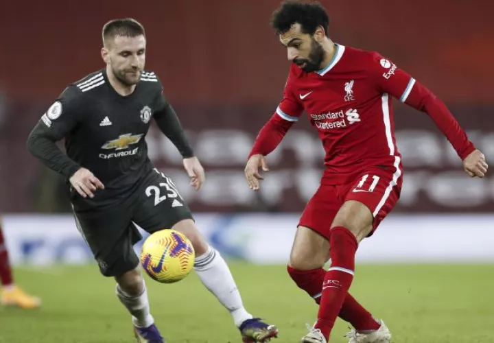 Mohamed Salah (Der.) del Liverpool y Luke Shaw del United. Foto:EFE 