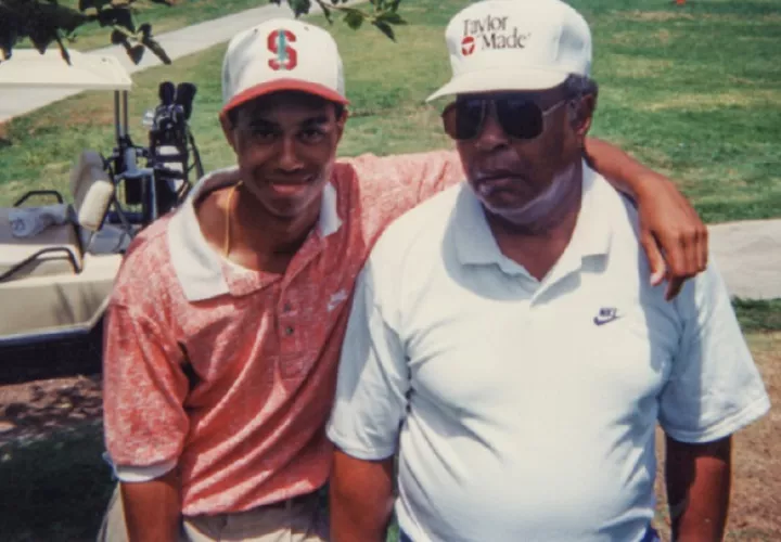 Tiger Woods junto a su padre Earl. Tiger Woods junto a su padre Earl. Foto: Cortesía