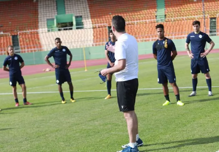 El técnico Jacques Pasy durante los entrenamientos del seleccionado dominicano. Foto:Cortesía